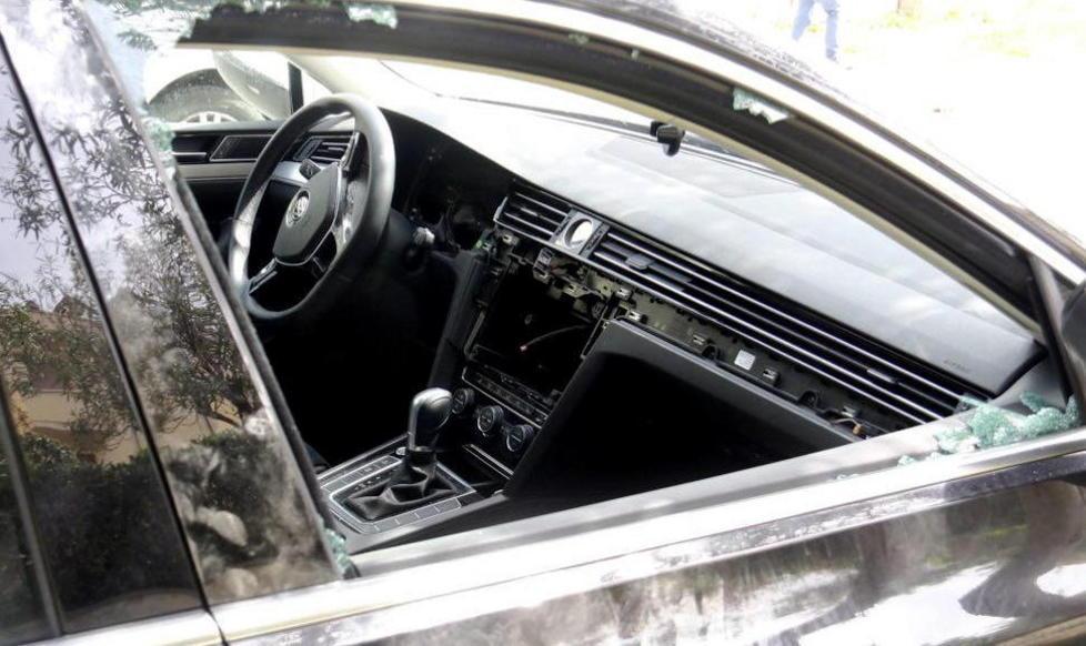 Finestrini rotti, razzìa in dieci automobili 