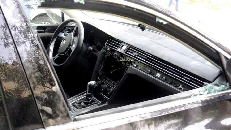 Finestrini rotti, razzìa in dieci automobili