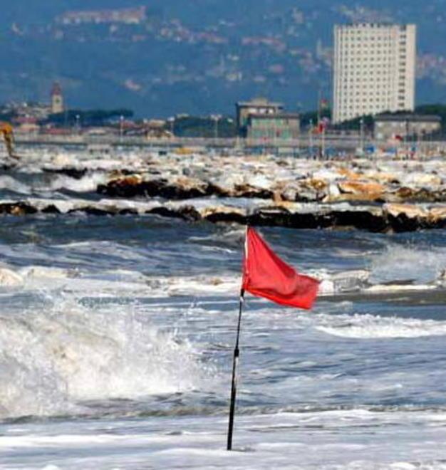 La bandiera rossa? Divieto inascoltato «Gli stranieri i più spericolati in acqua»