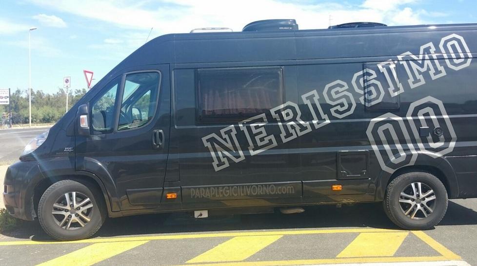 Danneggiano il camper per disabili e rubano il televisore 