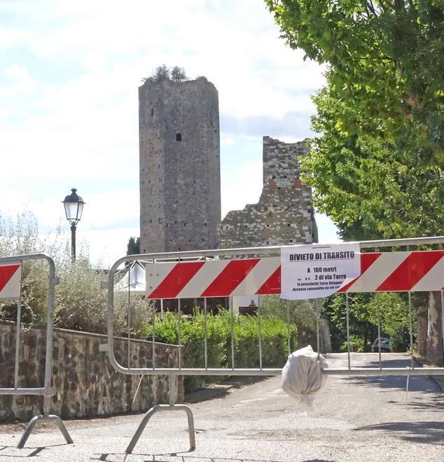 Cadono pietre dalla Torre di Serravalle