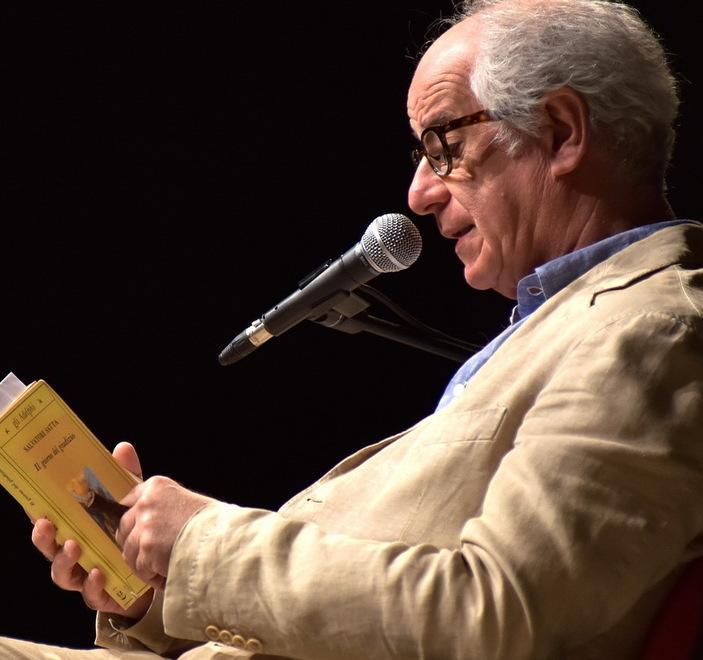 Dentro il nido di corvi con la voce di Servillo 