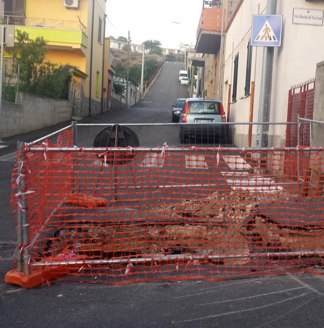 Un tombino dimenticato in via Dore