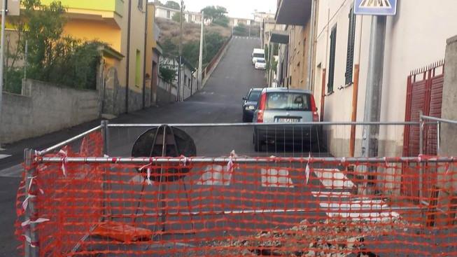 Un tombino dimenticato in via Dore
