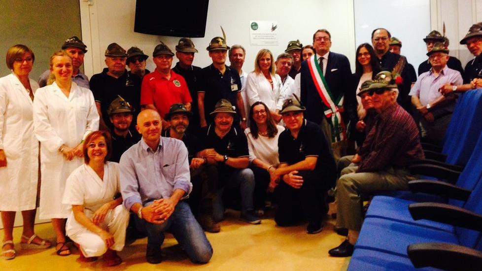 Oncologia, dagli alpini 51 poltrone nuove