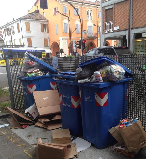 Filmati e multati 300 furbi della raccolta differenziata 
