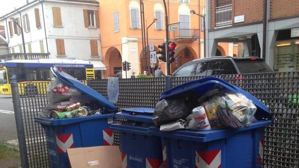 Filmati e multati 300 furbi della raccolta differenziata