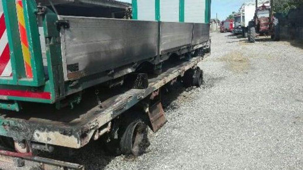 A fuoco 200 rotoballe nell’incendio vicino a una casa