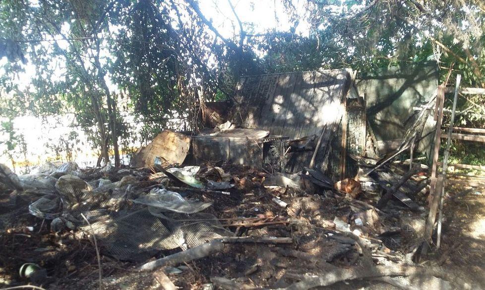 In fiamme sterpaglie e deposito 