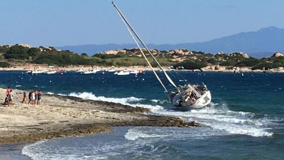 Maltempo a Santa Teresa, barca a vela finisce sulla spiaggia 