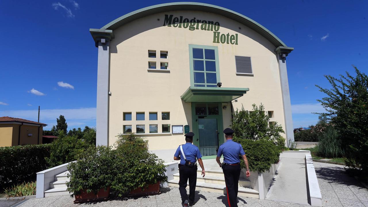 carabinieri davanti all'hotel