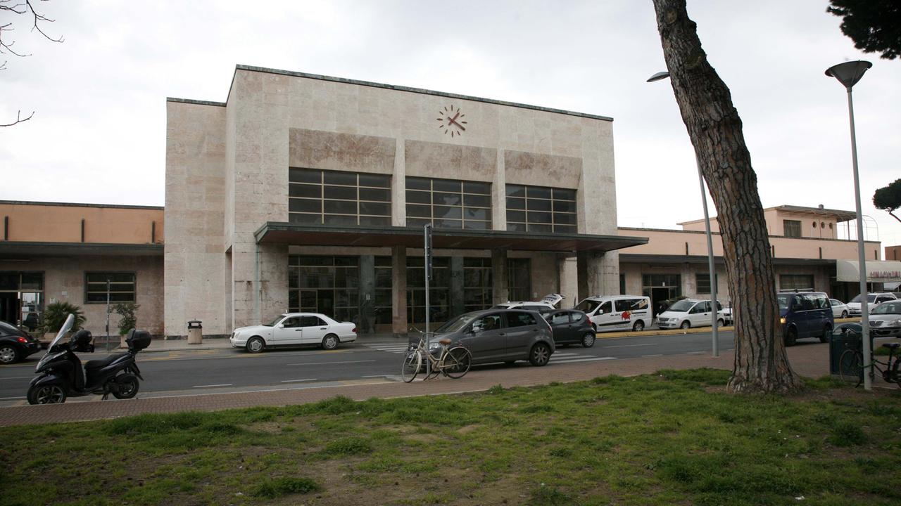 L'ingresso della stazione di Viareggio
