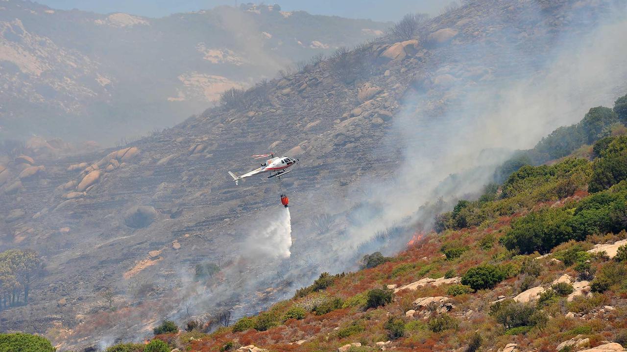 L'elicottero in azione a Chiessi (foto Gio' Di Stefano)