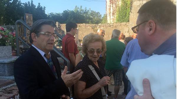 Un momento della cerimonia al cimitero di Pettori