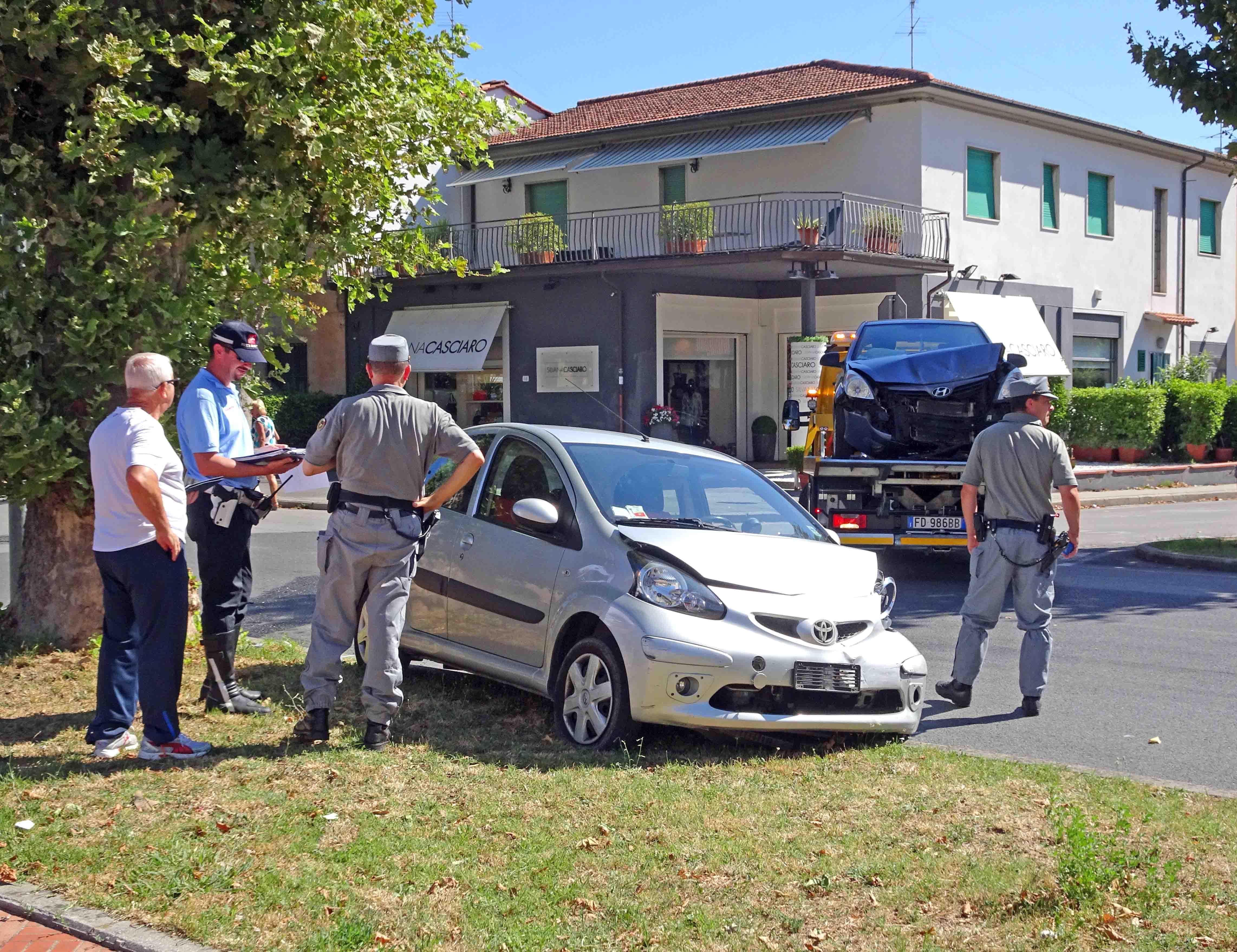 Una delle due auto coinvolte nell'incidente sul viale Adua (foto Gori)