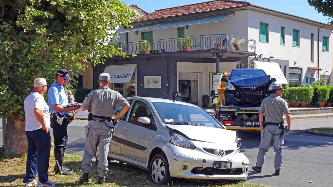 Una delle due auto coinvolte nell'incidente sul viale Adua (foto Gori)