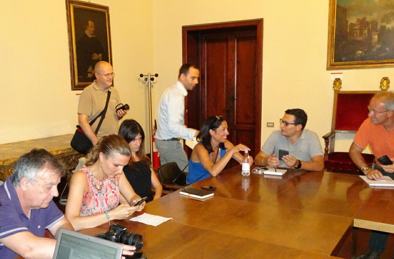 Bertinelli durante la conferenza stampa sull'indagine della procura