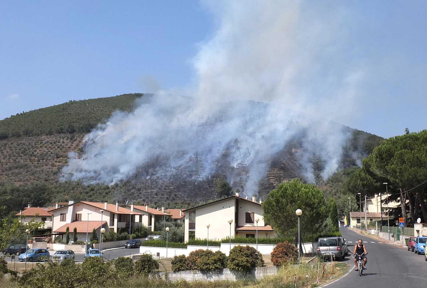 Un incendio ad Asciano nel 2013 (foto Muzzi)