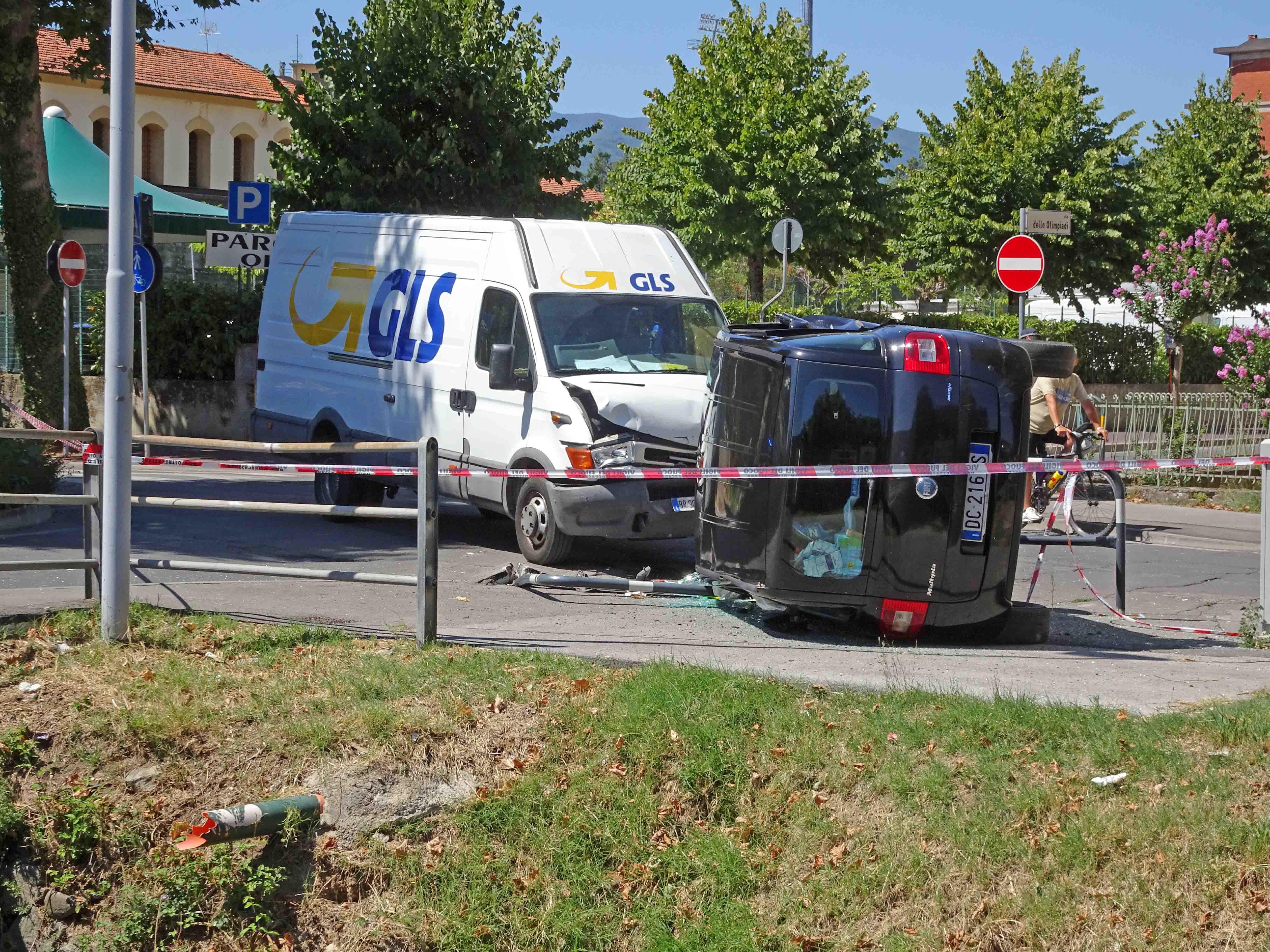 La Multipla ribaltata su un fianco e il furgone fermo all'incrocio (foto Gori)