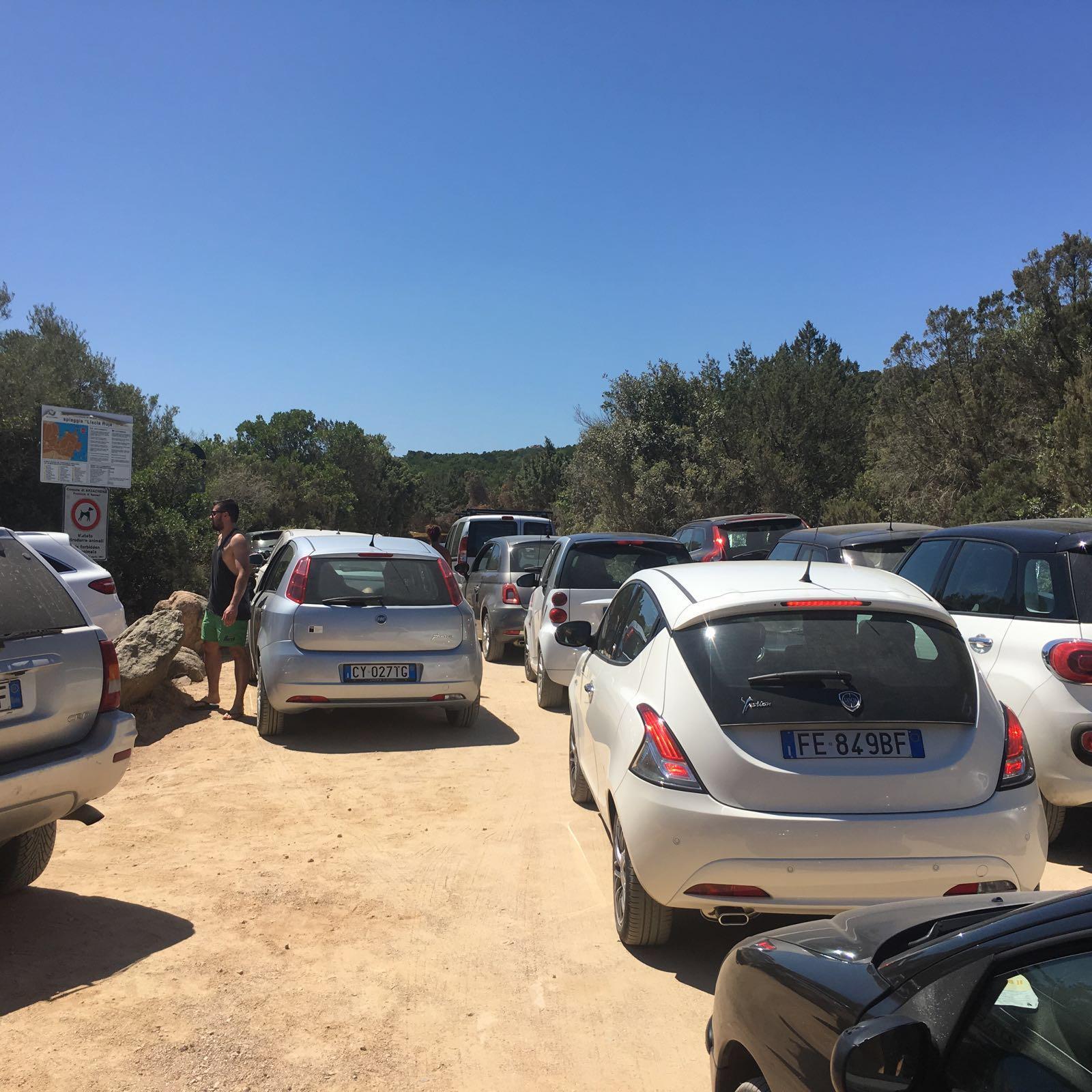 Le auto intrappolate l'8 agosto nella strada di accesso a Liscia Ruja