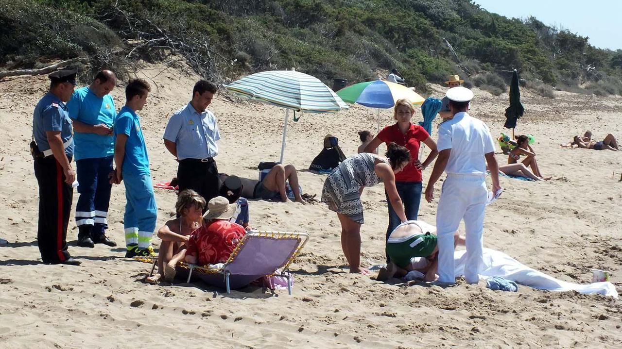Guardia costiera, carabinieri e soccorritori della Misericordia a Rimigliano (foto Pabar)