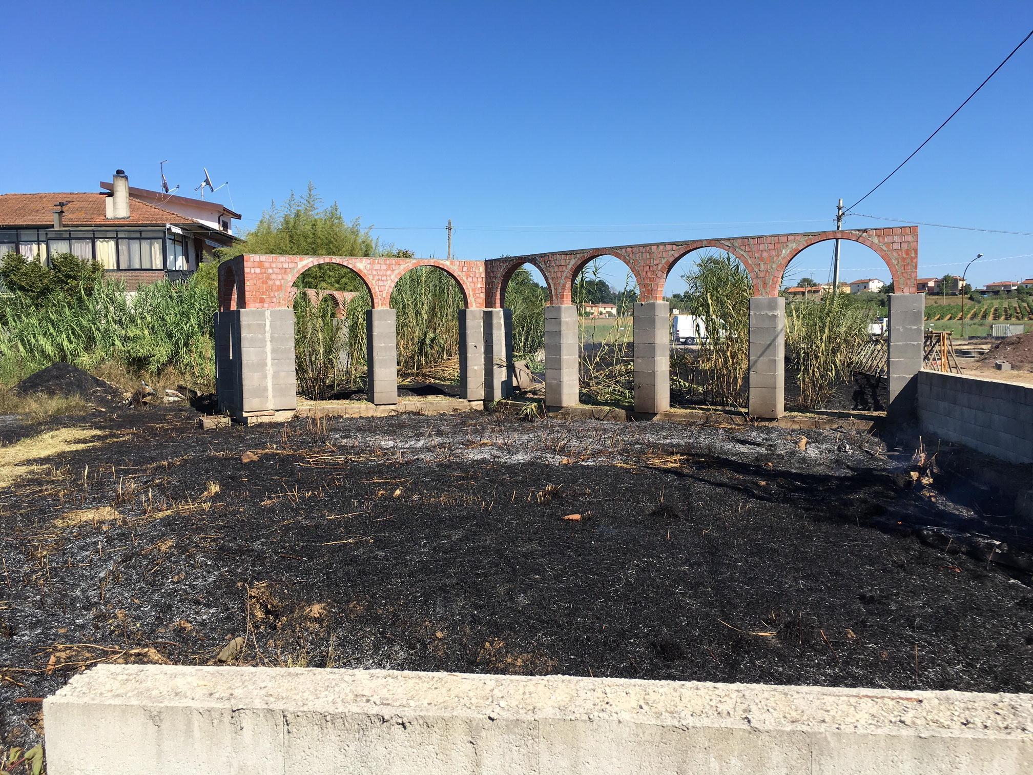 L'area del cantiere abbandonato delle Baccane annerita dal fuoco