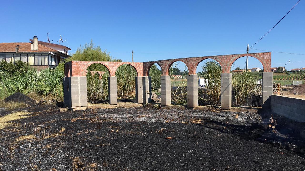 L'area del cantiere abbandonato delle Baccane annerita dal fuoco