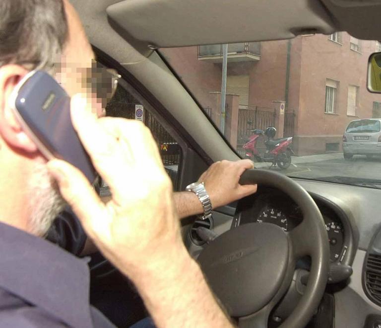 In pochi giorni a Modena 74 multe a chi guida con il cellulare 