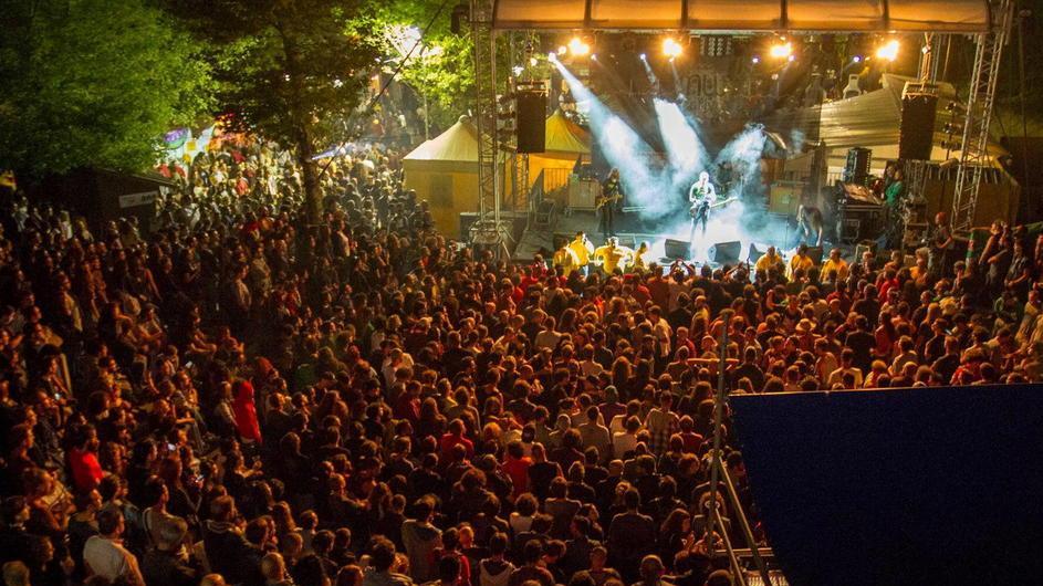Il pubblico sotto al palco centrale nella passata edizione del festival