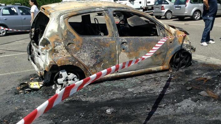 Incendio distrugge cinque auto parcheggiate
