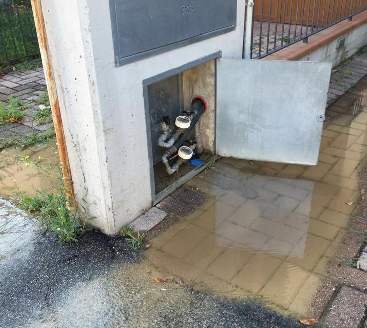 Dopo quattro sopralluoghi la tubatura perde ancora 