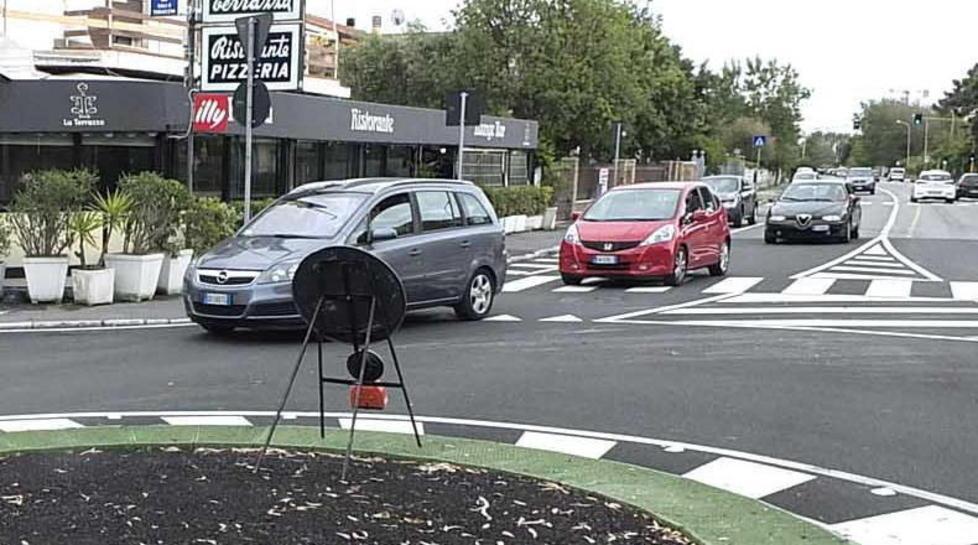 Scooterista si schianta contro furgone in sosta 