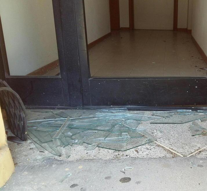 La porta a vetri degli uffici spaccata dai vandali