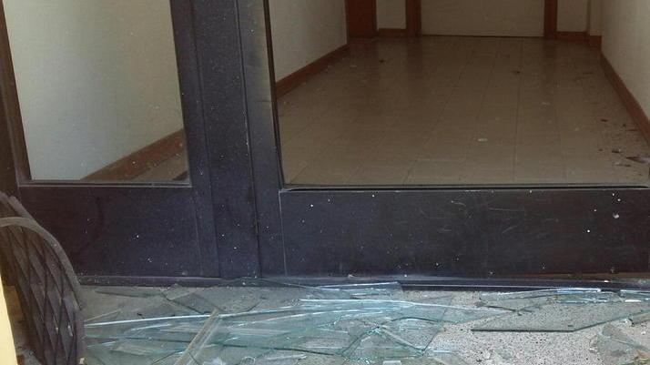 La porta a vetri degli uffici spaccata dai vandali