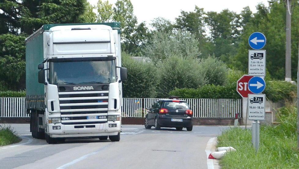 Rumori, smog e alte velocità In via Masini si chiede serenità 