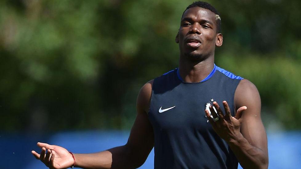 Paul Pogba saluta la Juve