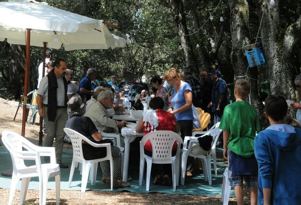 Artigiani, folk e spuntini è grande festa al Monte 
