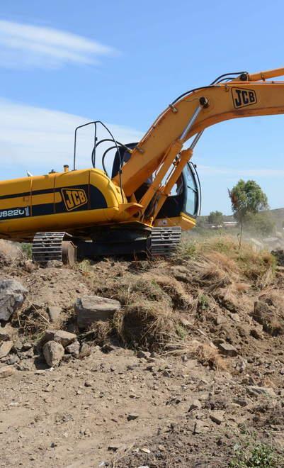 Una ruspa in azione a Pittulongu
