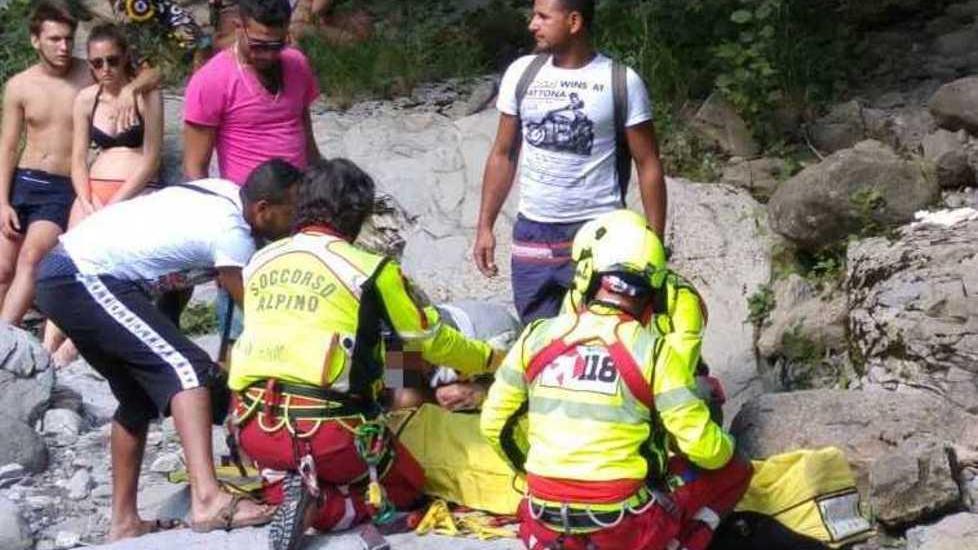 Resta ferito dopo un tuffo nella cascata del Dolo