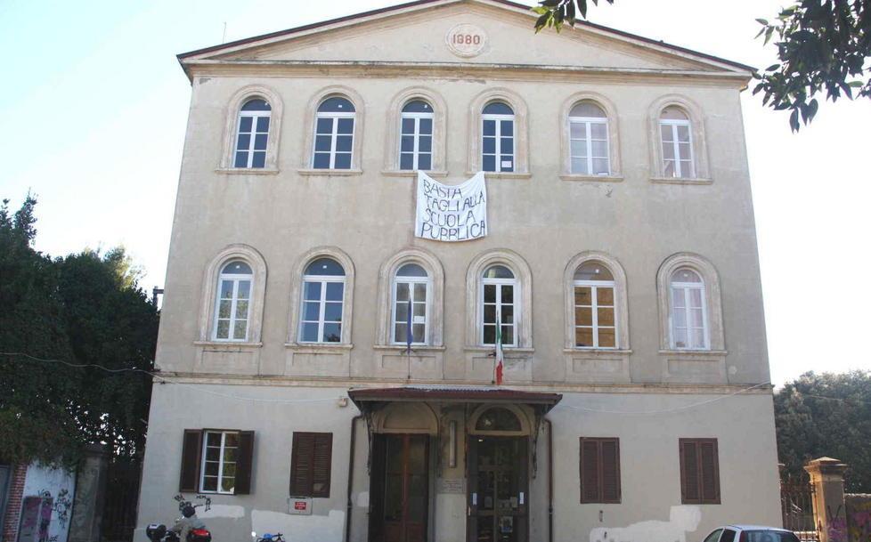 Fibre di amianto sotto il pavimento della scuola elementare di Ardenza