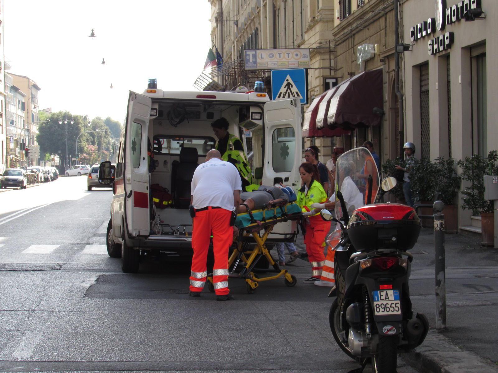 Investe una ragazza sulle strisce, lascia i suoi dati e va al lavoro 
