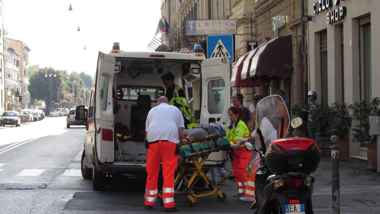 Investe una ragazza sulle strisce, lascia i suoi dati e va al lavoro