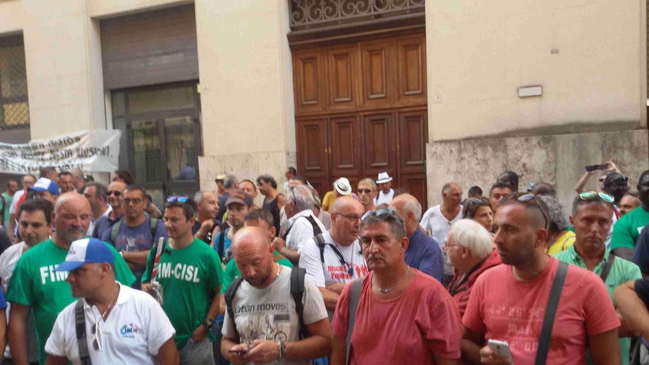 Lavoratori delle acciaierie davanti al Mise