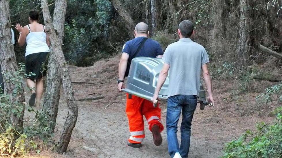 Il recupero della salma del turista pisano (foto Paolo Barletanni)