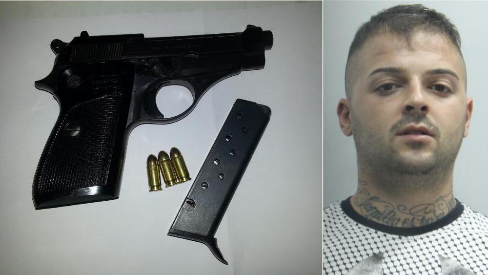 Aldo Mantiglia e la pistola sequestrata dalla polizia
