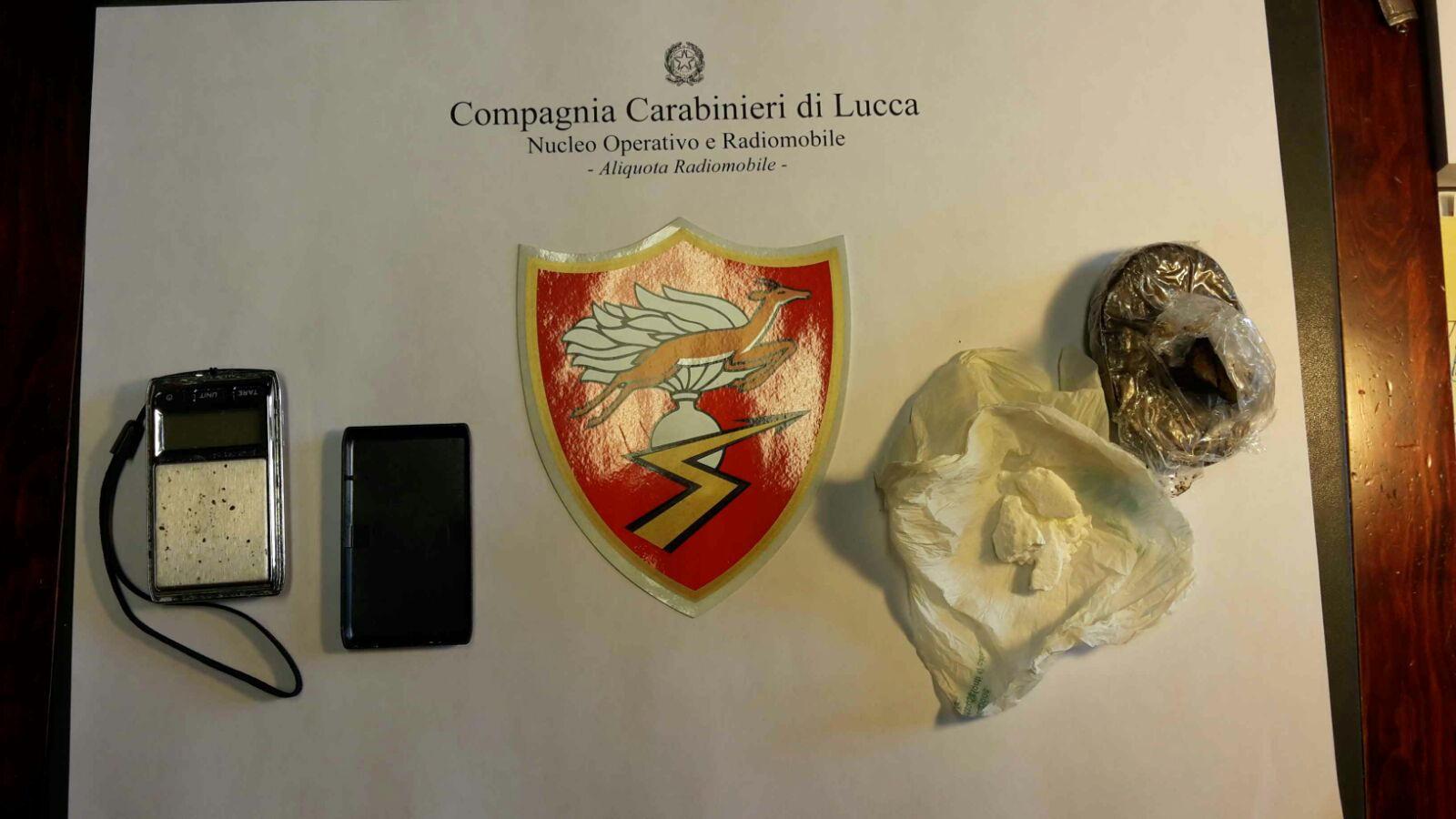 Il materiale sequestrato dai carabinieri