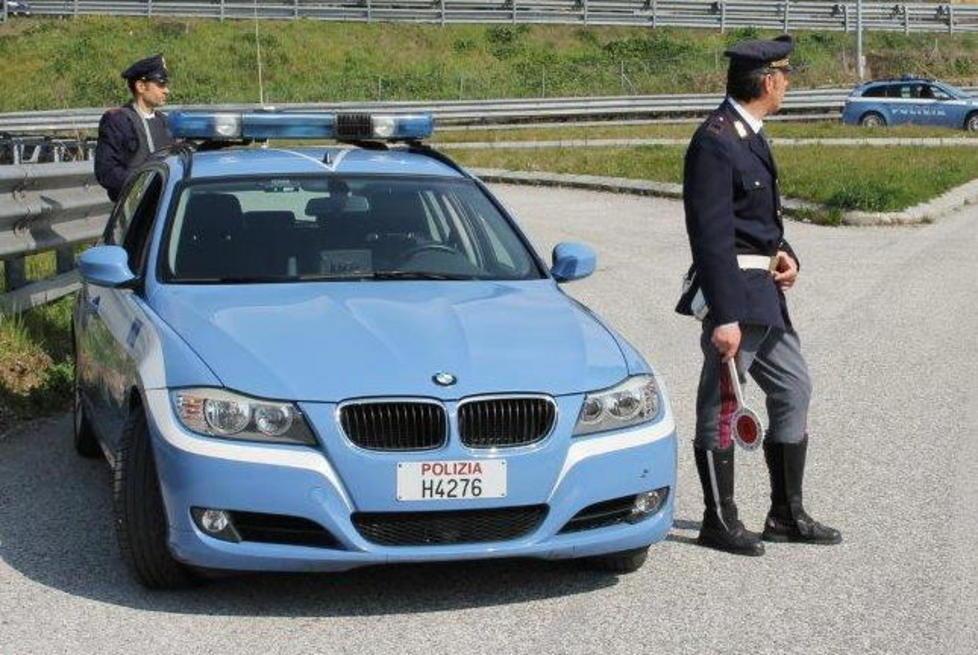 Una pattuglia della stradale di Viareggio