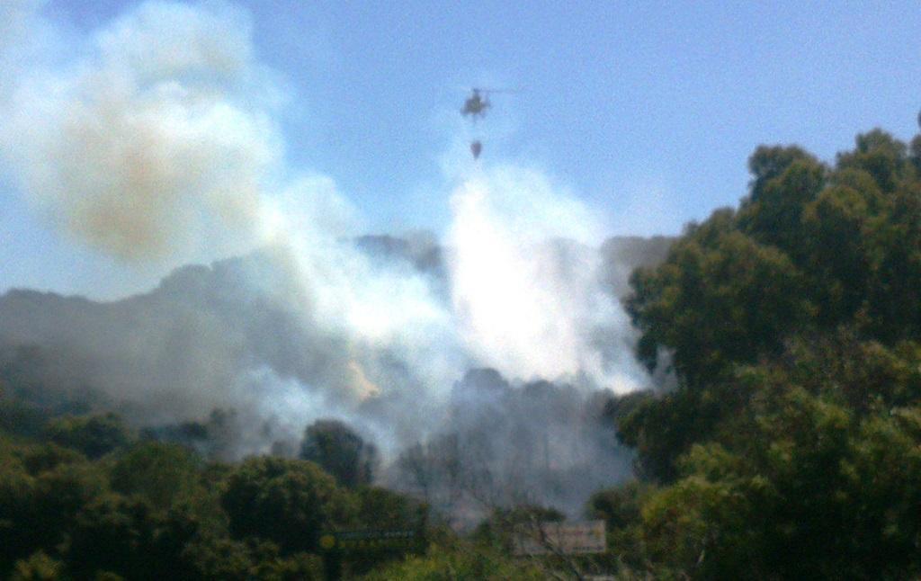 Un elicottero impegnato nello spegnimento di un incendio (archivio)