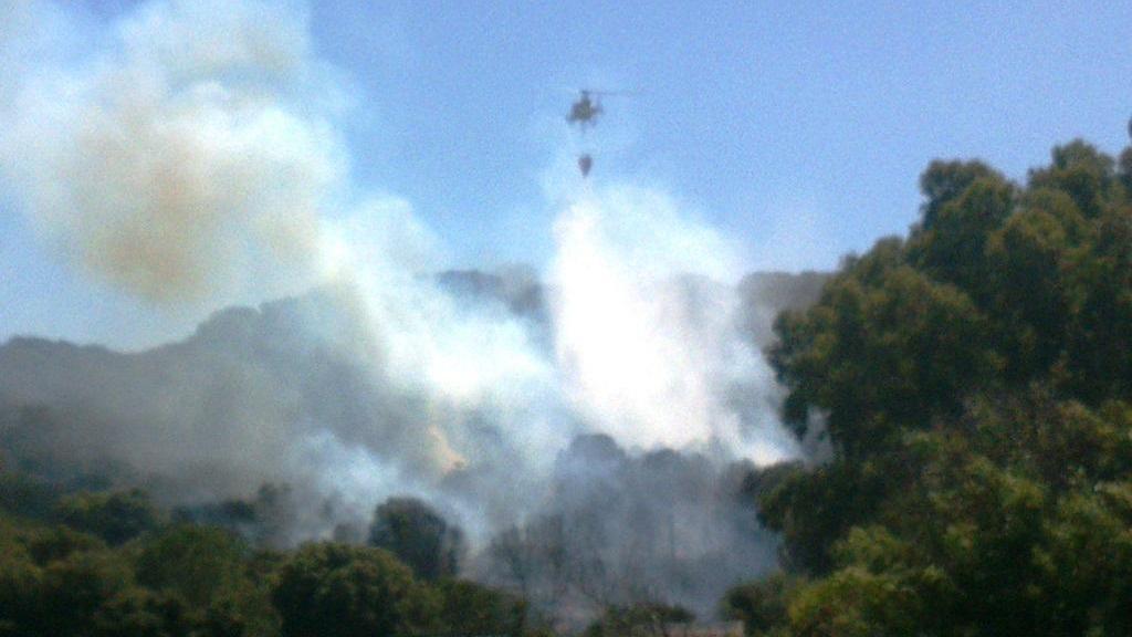 Un elicottero impegnato nello spegnimento di un incendio (archivio)