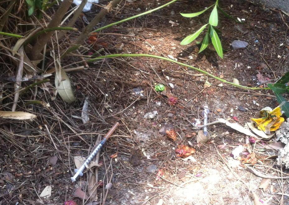 Due siringhe abbandonate a fianco di una panchina tra via Liguria e viale della Repubblica